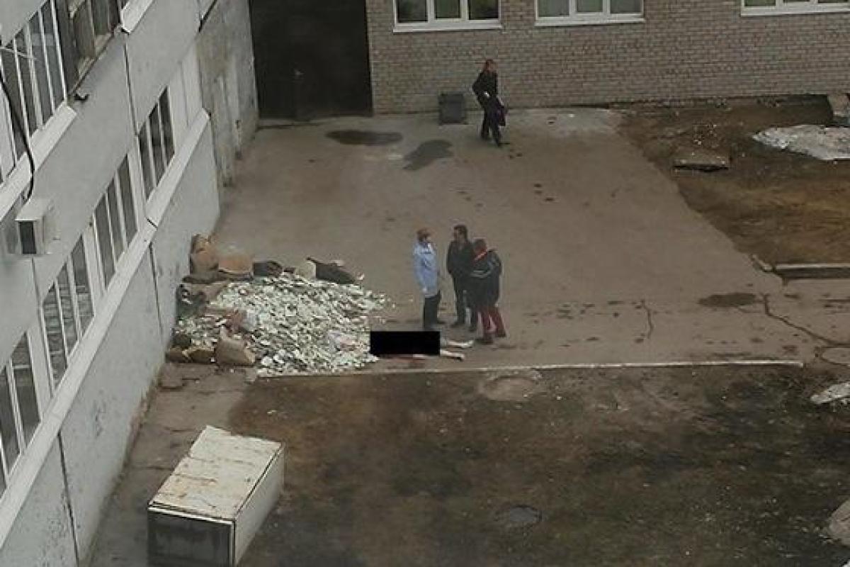В Киеве молодая женщина выбросила из окна 8 этажа ребенка и кота, и кинулась следом за ними