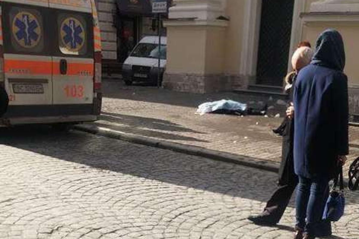 Во Львове глыба льда, сорвавшаяся с крыши Преображенской церкви, убила женщину Во Львове глыба льда, сорвавшаяся с крыши Преображенской церкви, убила женщину