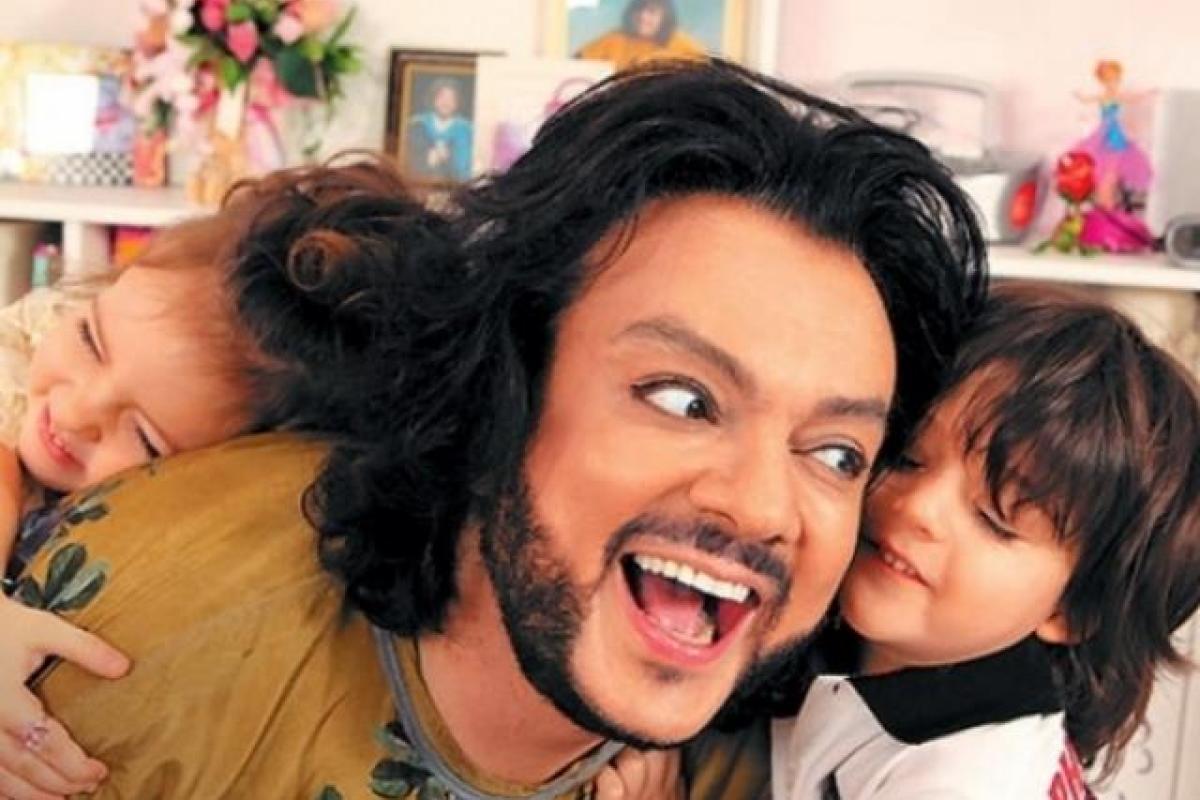 Папарацци застукали Филиппа Киркорова с детьми во время шоппинга в обычном супермаркете