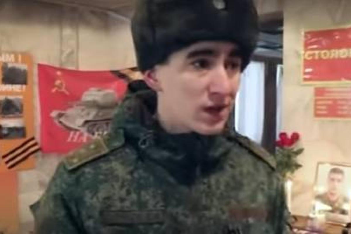 Боец ВСУ опубликовал видео, как главарь "Сомали" извинялся перед Украиной на коленях