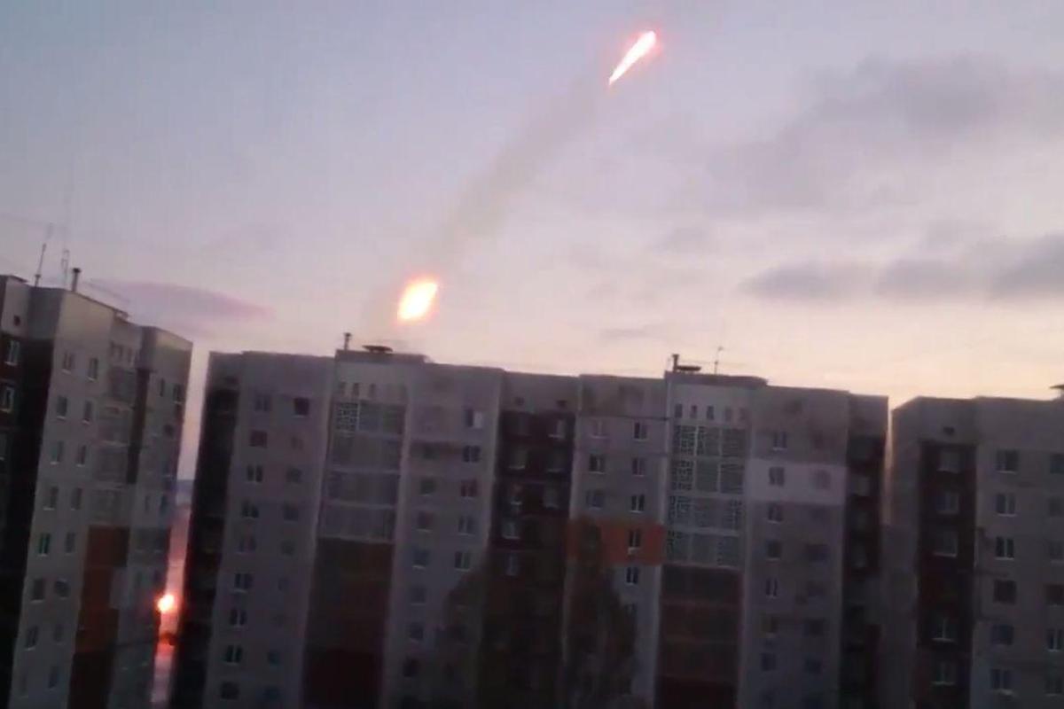 Жители Донецка подтверждают, что боевики лупят из "Градов" прямо из города: Просто шквальный "дождь" Жители Донецка подтверждают, что боевики лупят из "Градов" прямо из города: Просто шквальный "дождь"