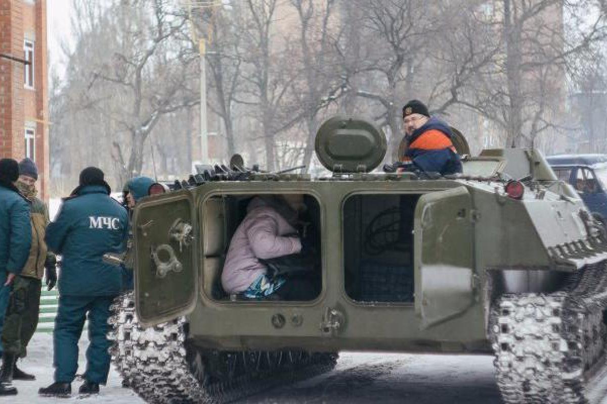 Жители Донецка возмущены "показательной эвакуацией": людей вывезли перед объективами камер и бросили на морозе Жители Донецка возмущены "показательной эвакуацией": людей вывезли перед объективами камер и бросили на морозе