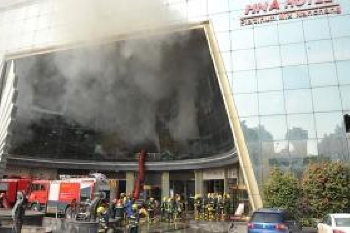 В Китае сильный пожар в отеле унес жизни людей: опубликованы кадры страшной трагедии В Китае сильный пожар в отеле унес жизни людей: опубликованы кадры страшной трагедии