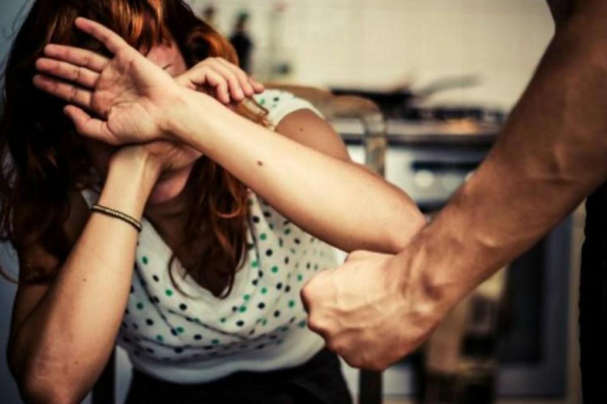 На Донетчине вооруженный мужчина полдня насиловал женщину на глазах ее малолетних детей На Донетчине вооруженный мужчина полдня насиловал женщину на глазах ее малолетних детей