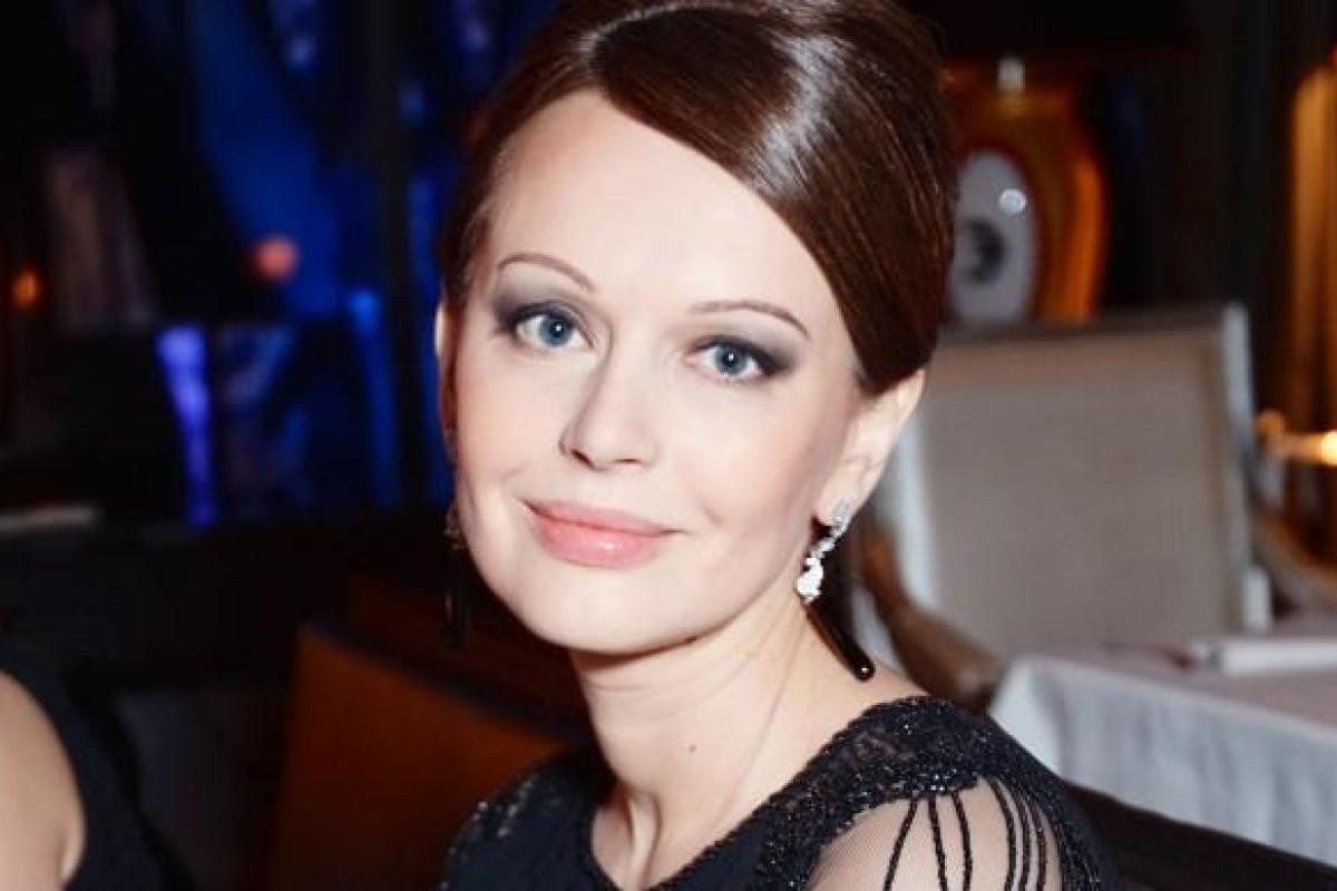 Актриса Ирина Безрукова появилась на публике в компании молодого мужчины