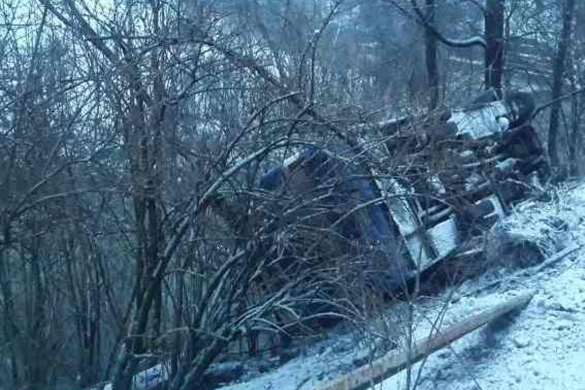 На Закарпатье автобус с пассажирами перевернувшись, едва не улетел в пропасть