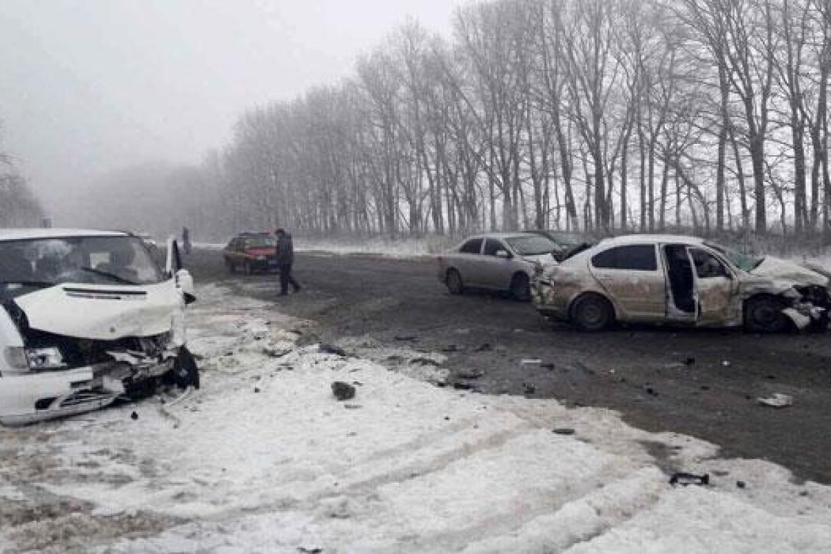В Винницкой области "Skoda" вылетела на "встречку": 6 человек пострадали, разбиты 3 авто В Винницкой области "Skoda" вылетела на "встречку": 6 человек пострадали, разбиты 3 авто