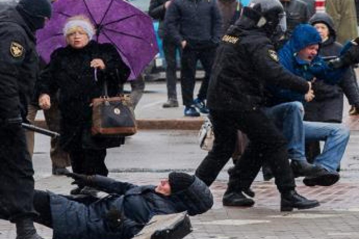 Белорусский журналист: Разгонять пенсионеров со снайперскими винтовками? Режиму это все аукнется Белорусский журналист: Разгонять пенсионеров со снайперскими винтовками? Режиму это все аукнется