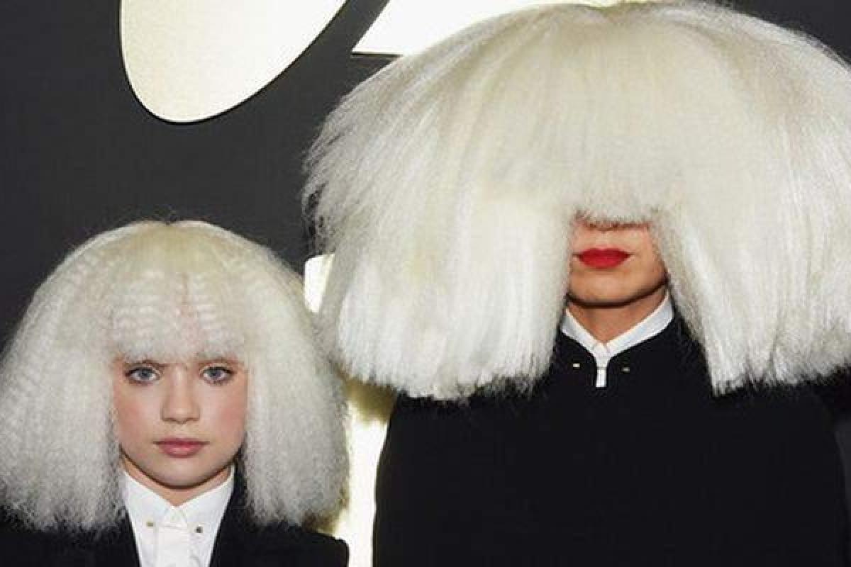 Папарацци "застукали" певицу Sia в аэропорту: редкий кадр с открытым лицом Папарацци "застукали" певицу Sia в аэропорту: редкий кадр с открытым лицом