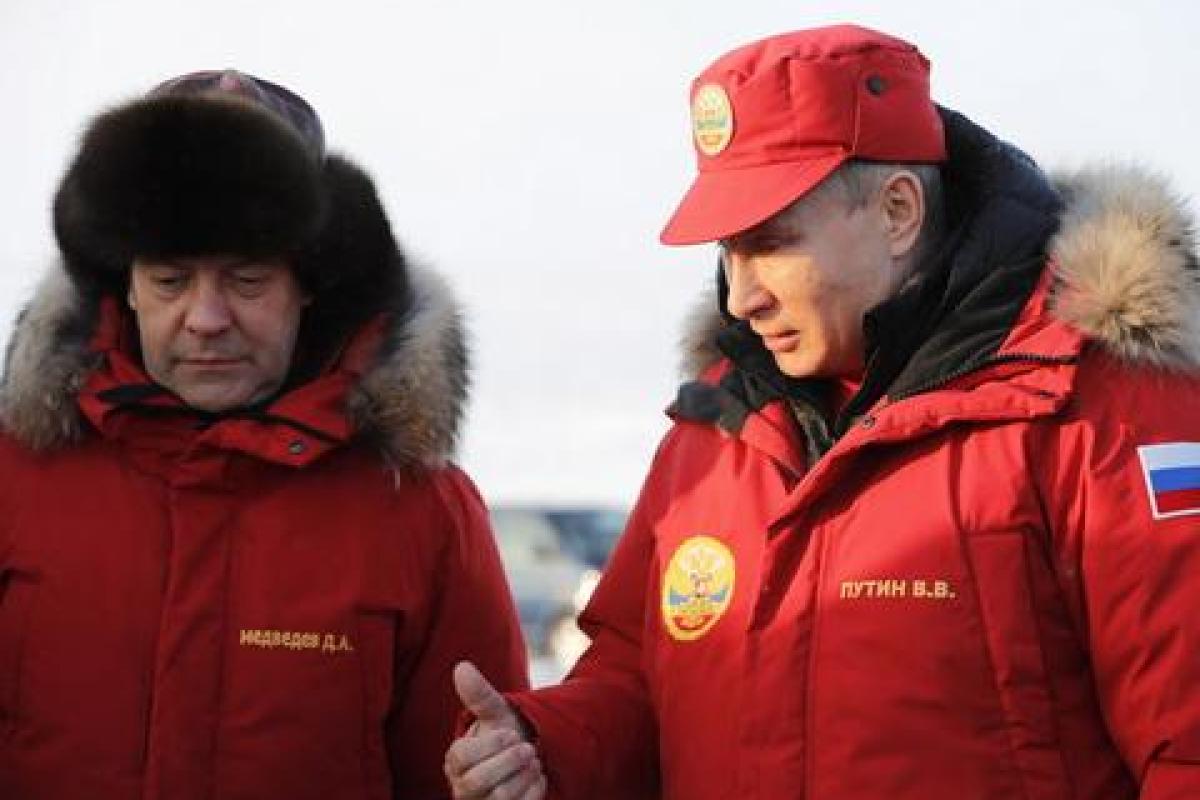 Зачем Путин и Медведев поехали в Арктику - военный эксперт