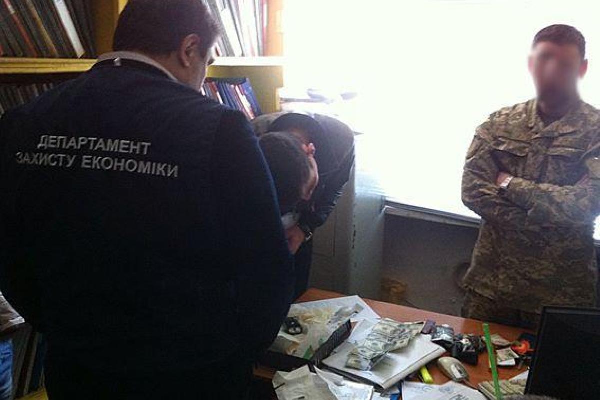 В Запорожье на взятке погорел военный комиссар: при обыске была найдена печать с гербом РФ В Запорожье на взятке погорел военный комиссар: при обыске была найдена печать с гербом РФ