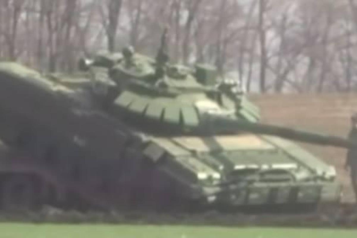 На границу с Украиной прибывают десятки модернизированных российских танков