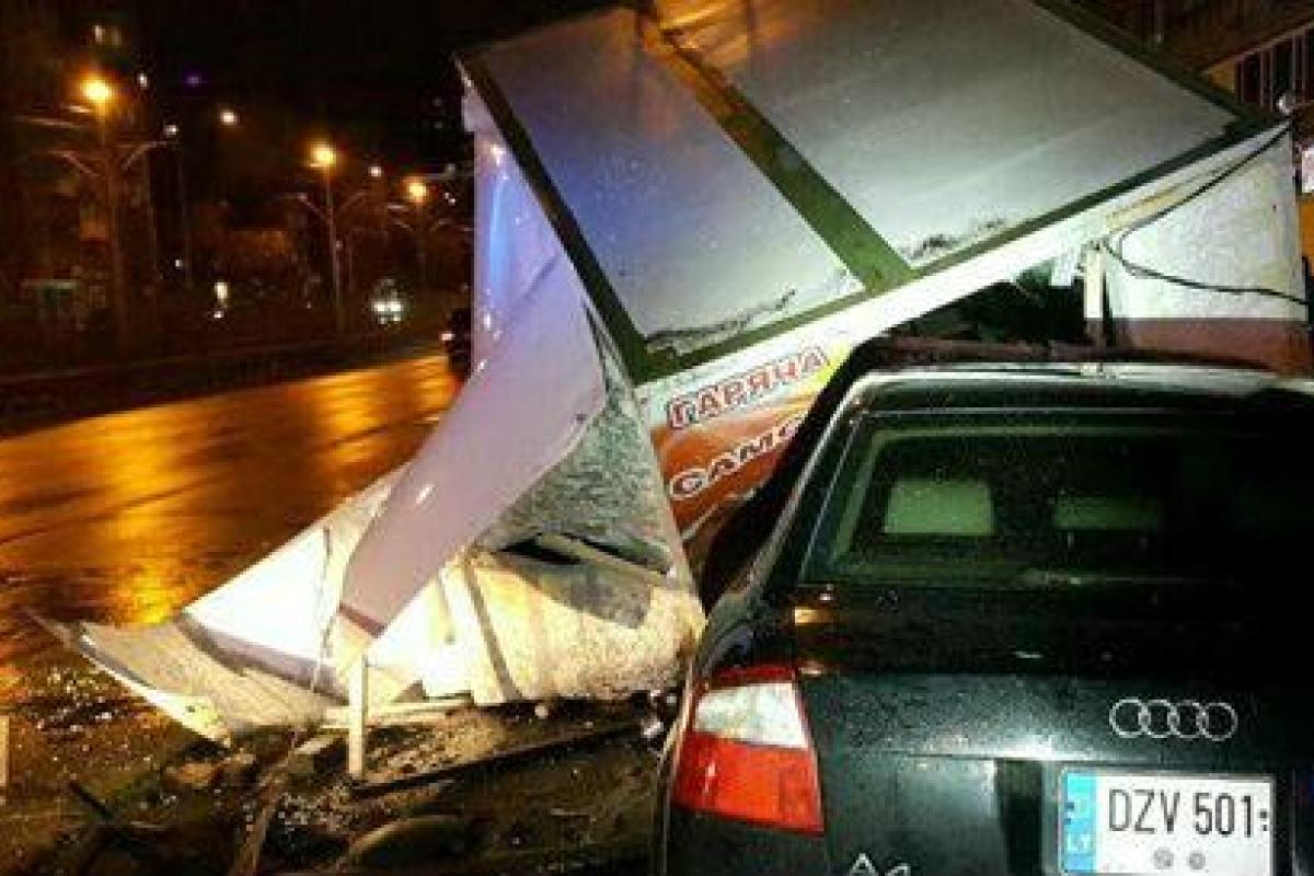 В Киеве "Audi" с пьяной девушкой-водителем снесла три МАФа с шаурмой В Киеве "Audi" с пьяной девушкой-водителем снесла три МАФа с шаурмой