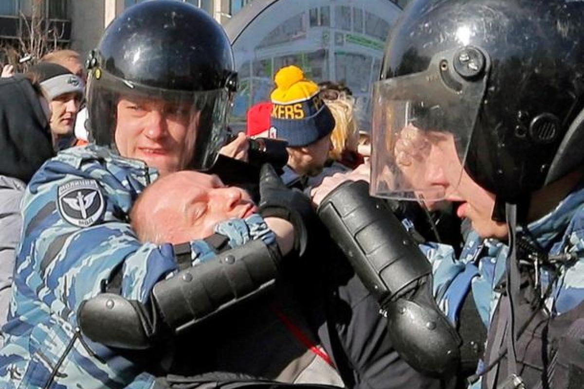 В Москве задержаны более 800 участников митинга, "паковали" даже несовершеннолетних. Кадры с места событий