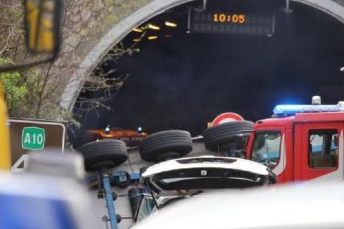 В Италии фура сбила группу дорожных рабочих: есть жертвы В Италии фура сбила группу дорожных рабочих: есть жертвы