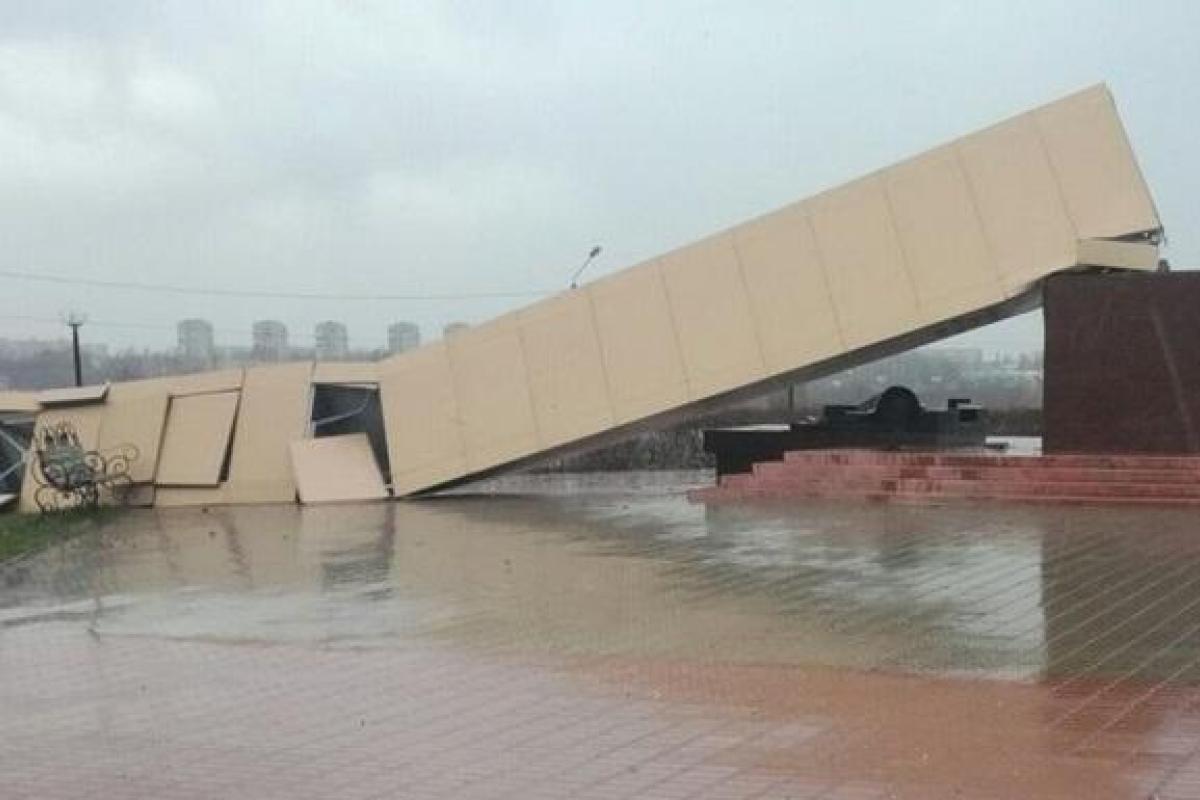 В российском Волгодонске рухнул 25-метровый памятник. Появилось видео падения стелы