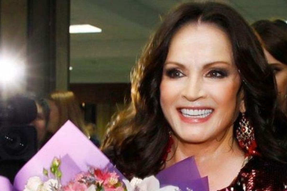 Конфуз на сцене: София Ротару неожиданно упала во время концерта Конфуз на сцене: София Ротару неожиданно упала во время концерта