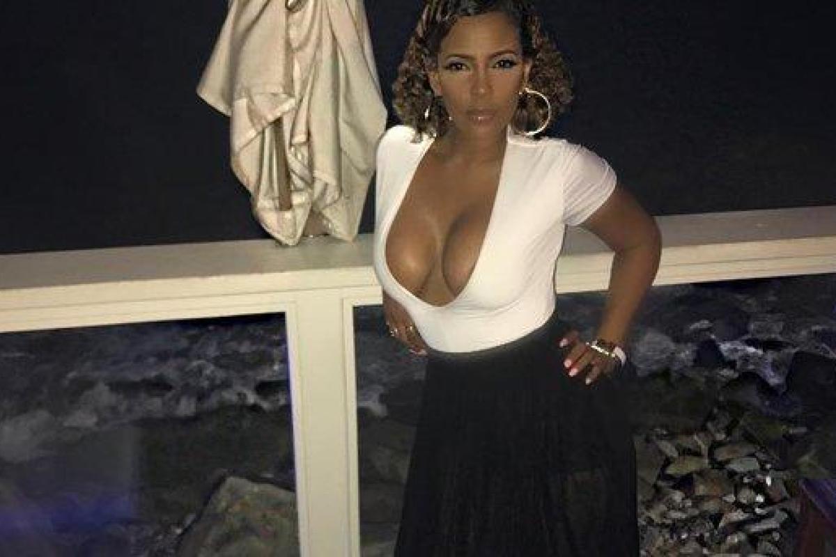 Теледиву Санди Картер поклонники раскритиковали за слишком откровенный наряд Теледиву Санди Картер поклонники раскритиковали за слишком откровенный наряд