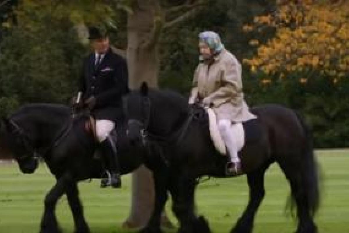 В Сеть попало видео конной прогулки Елизаветы II: королева прокатилась на пони В Сеть попало видео конной прогулки Елизаветы II: королева прокатилась на пони