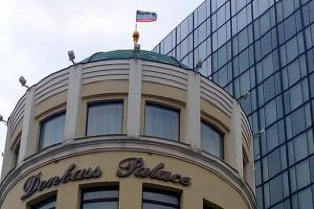 Боевики продолжают разграбление отеля "Донбасс Палас": выносят посуду, шторы, постели, полотенца... Боевики продолжают разграбление отеля "Донбасс Палас": выносят посуду, шторы, постели, полотенца...