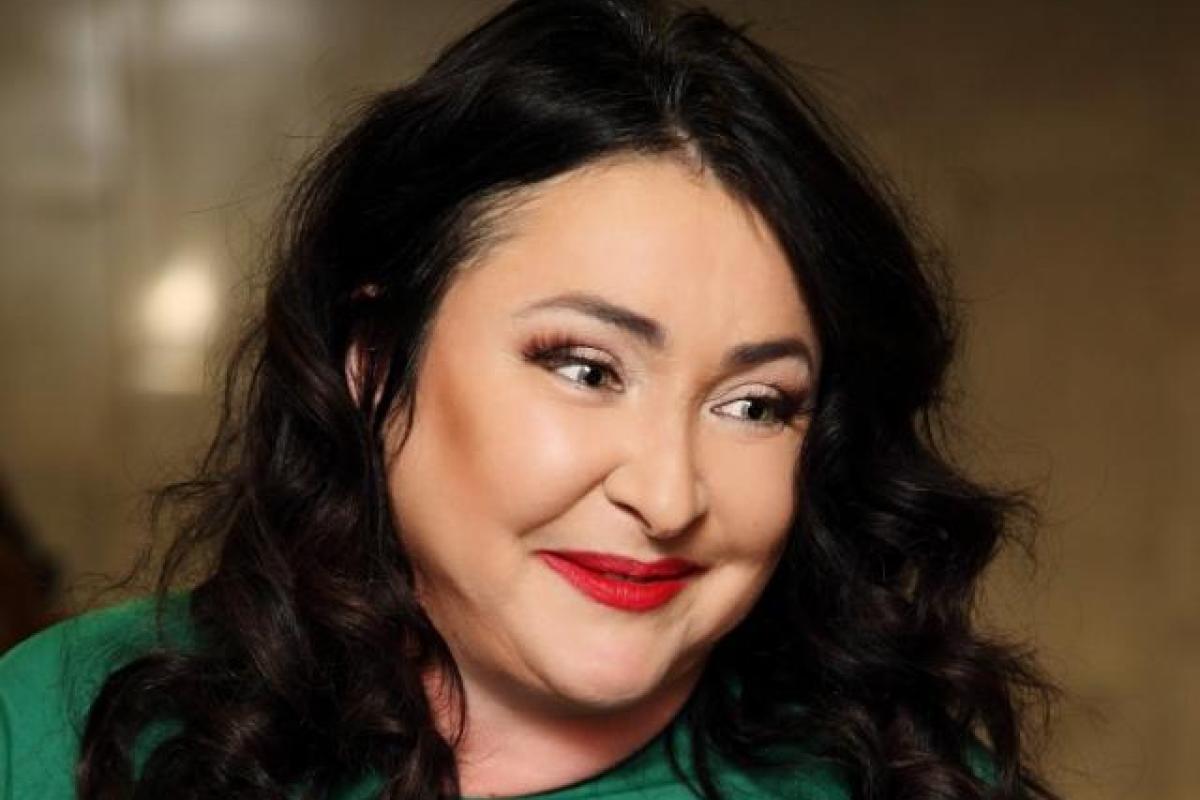 Певица Лолита вышла на подиум в качестве модели Певица Лолита вышла на подиум в качестве модели