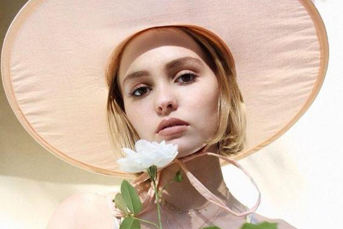 Дочь Деппа Лили-Роуз стала героиней откровенной фотосессии для журнала "Vogue" Дочь Деппа Лили-Роуз стала героиней откровенной фотосессии для журнала "Vogue"