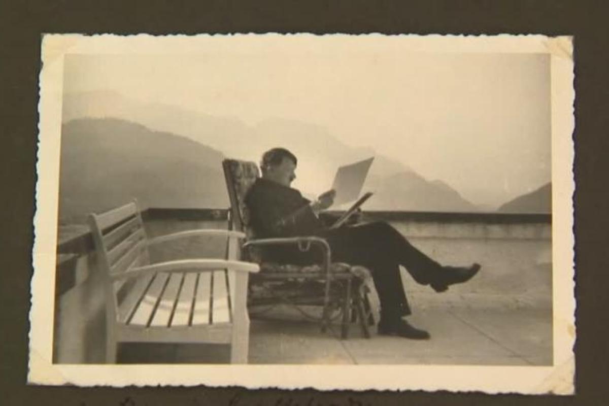 В Британии на аукцион выставят снимки из личного архива Гитлера В Британии на аукцион выставят снимки из личного архива Гитлера