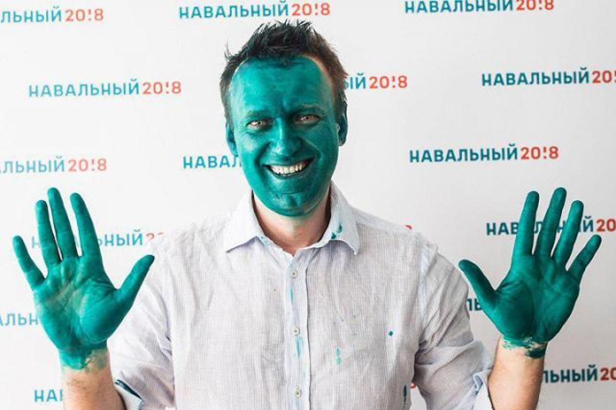 Навального в Барнауле ждал "теплый" прием: политика облили зеленкой