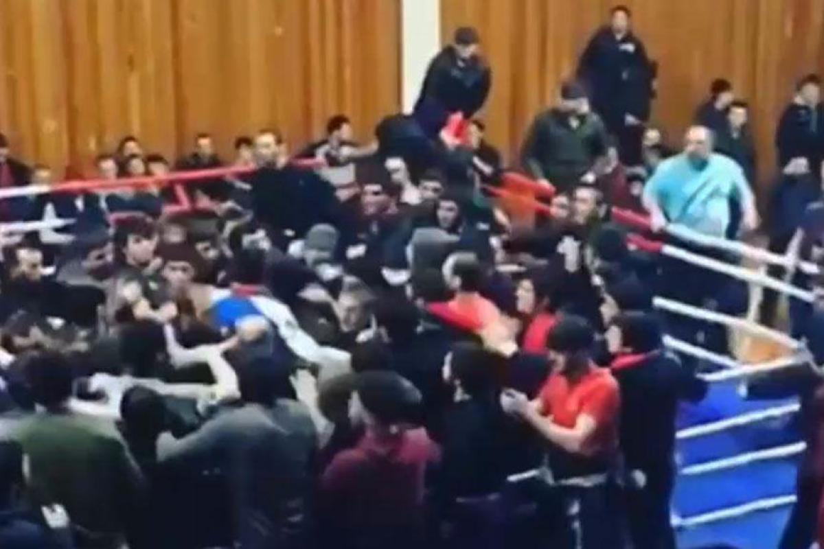 В Сеть попало видео массовой драки между русскими и дагестанцами на Чемпионате по смешанным единоборствам В Сеть попало видео массовой драки между русскими и дагестанцами на Чемпионате по смешанным единоборствам