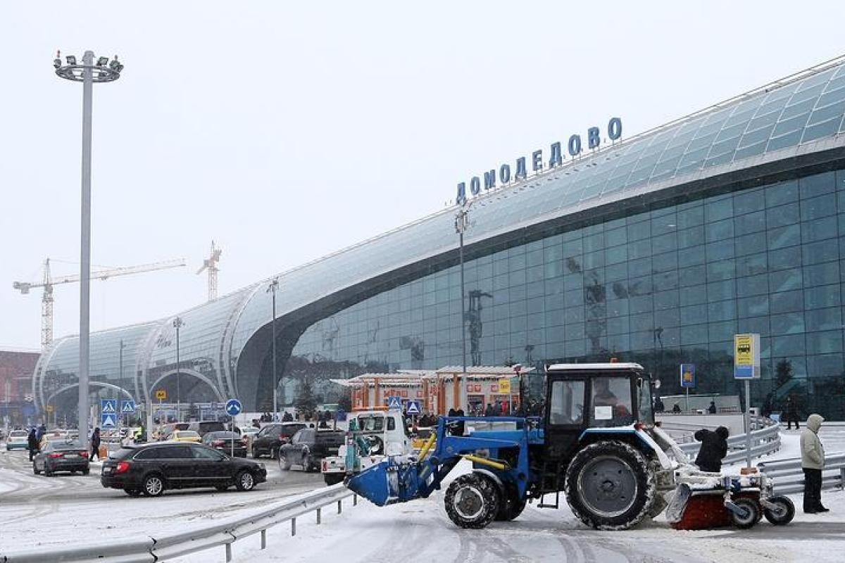 В московском аэропорту Домодедово пожарная машина сбила 9 человек: есть погибшие