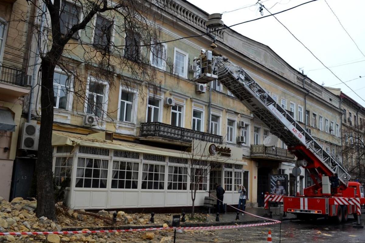 В Одессе произошло обрушение карниза на верхнем этаже жилого дома. Опубликованы фото