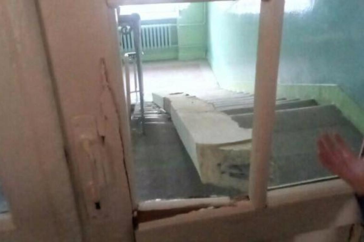 Во львовской школе во время перемены рухнула опорная балка лестничного марша между 2 и 3 этажами Во львовской школе во время перемены рухнула опорная балка лестничного марша между 2 и 3 этажами