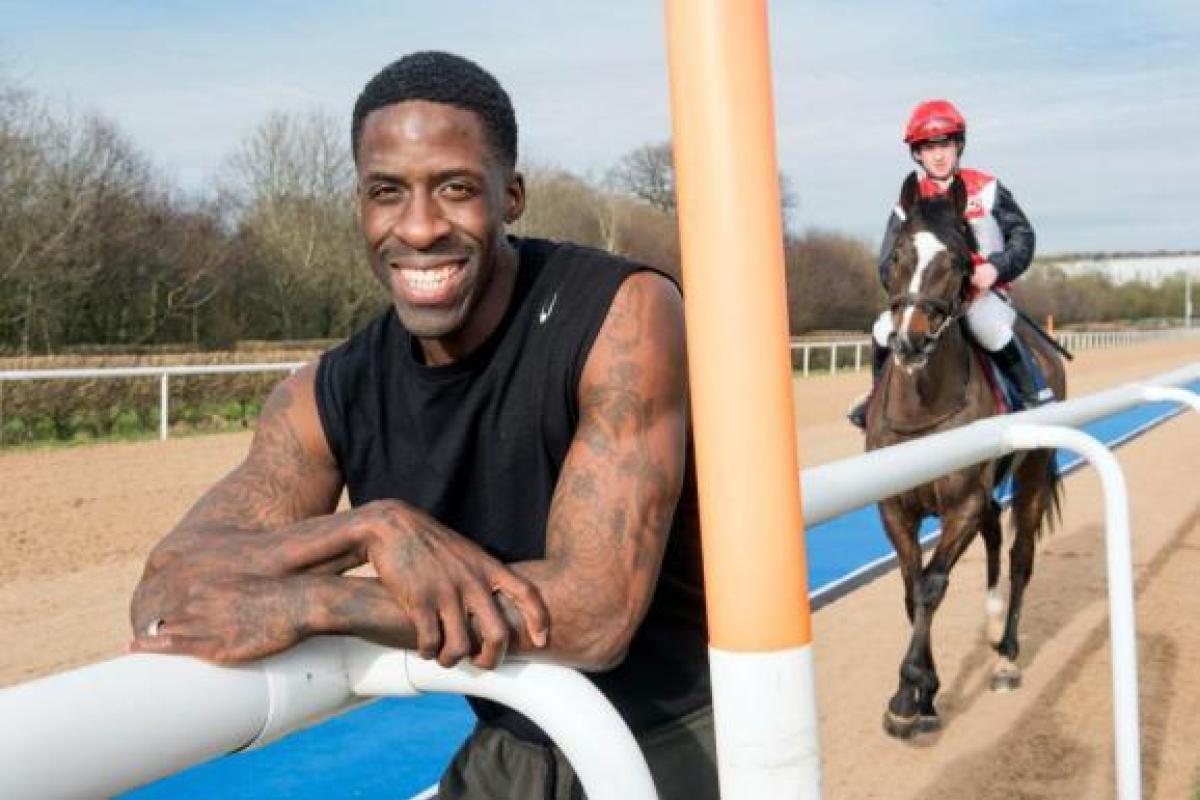 Британский легкоатлет на стометровке обогнал скакуна Британский легкоатлет на стометровке обогнал скакуна