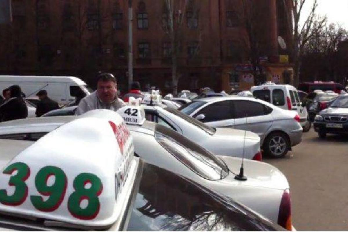 В Горловке боевики "прессуют" таксистов – приостановлены междугородние перевозки В Горловке боевики "прессуют" таксистов – приостановлены междугородние перевозки