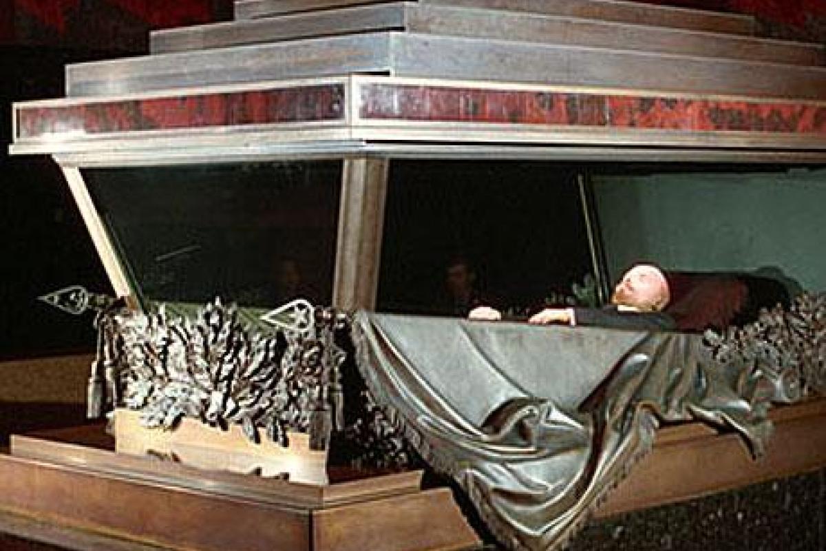 Православная церковь призывает захоронить тело Ленина Православная церковь призывает захоронить тело Ленина