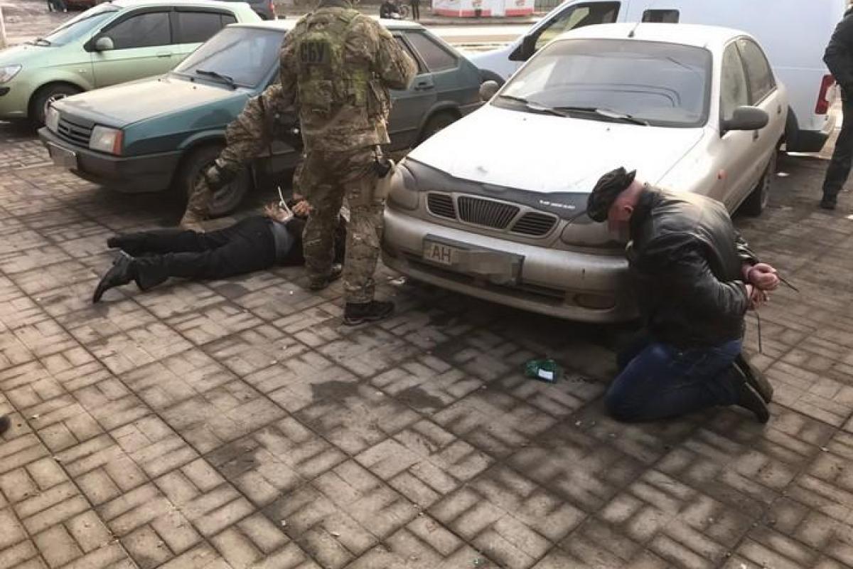 В Славянске банда вымогателей попалась в "сети" полиции и СБУ В Славянске банда вымогателей попалась в "сети" полиции и СБУ