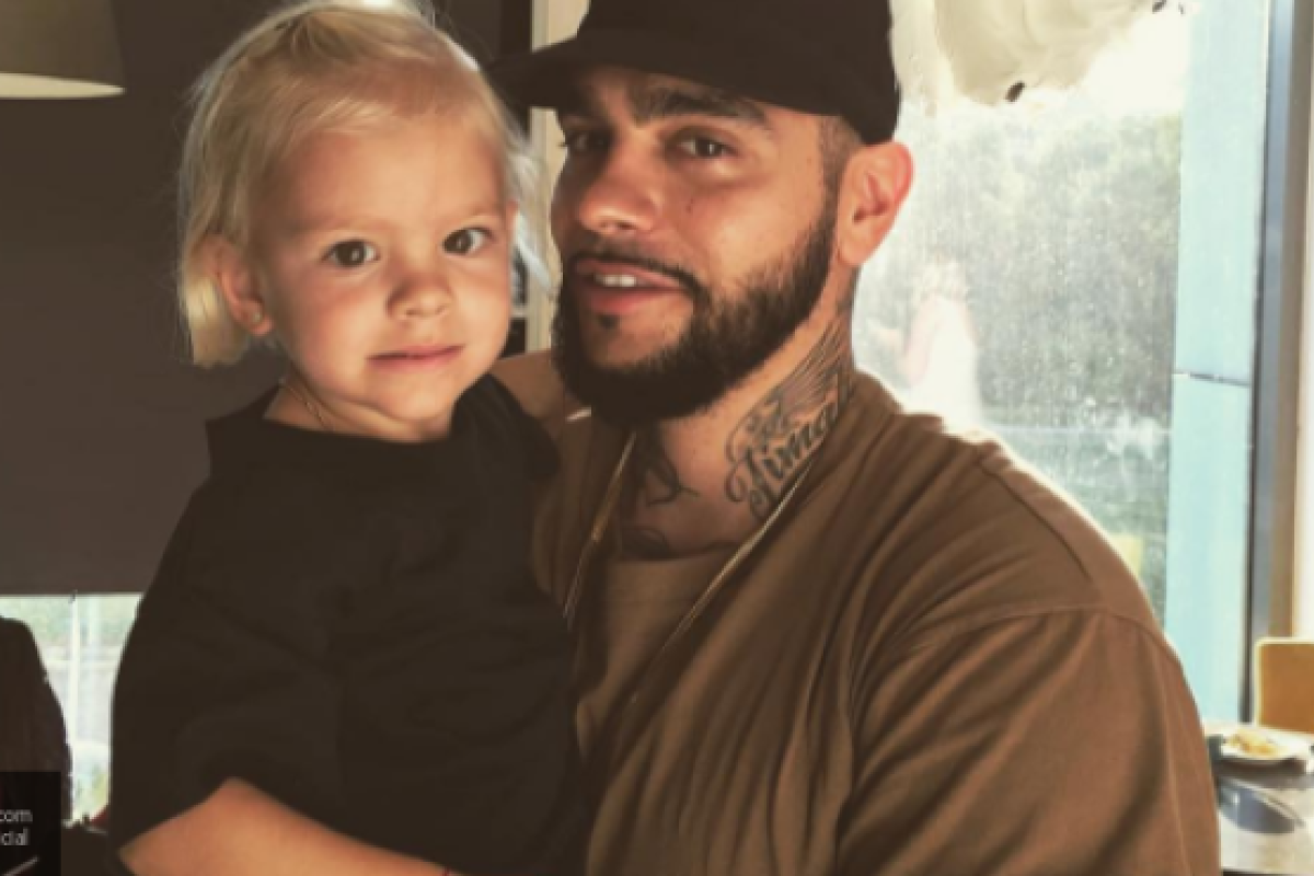 Рэпер Тимати устроил для 3-летней дочери стильную фотосессию Рэпер Тимати устроил для 3-летней дочери стильную фотосессию