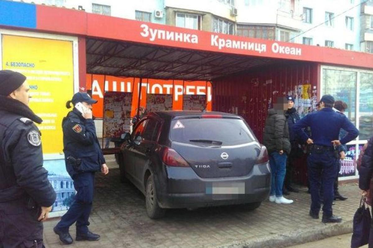 В Одессе автомобиль "Nissan" въехал в остановку с людьми: есть пострадавшие В Одессе автомобиль "Nissan" въехал в остановку с людьми: есть пострадавшие