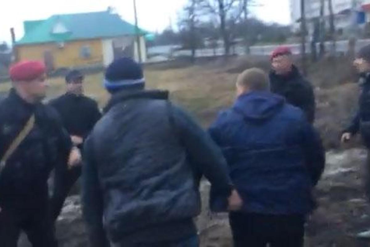 На Ровенщине разъяренная толпа местных жителей угрожала полицейским физической расправой
