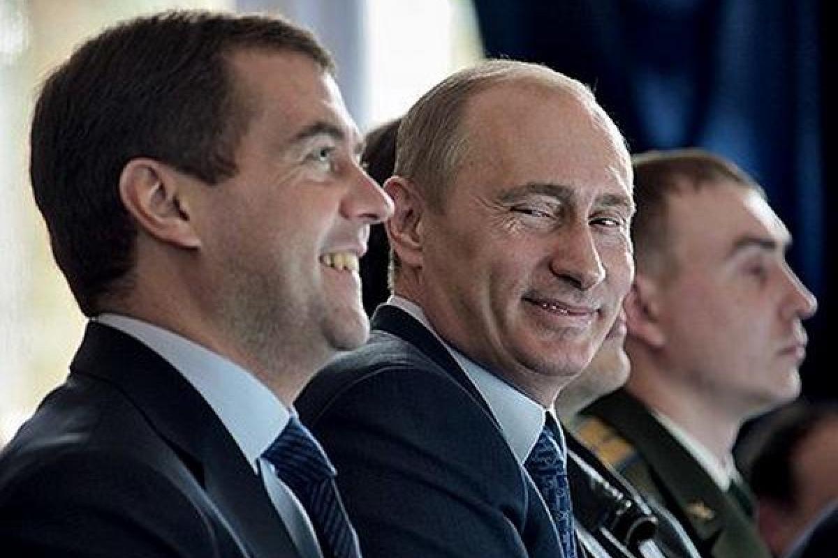 Подковерные игры Кремля: Кто выйдет победителем в конфликте Путина с Медведевым?
