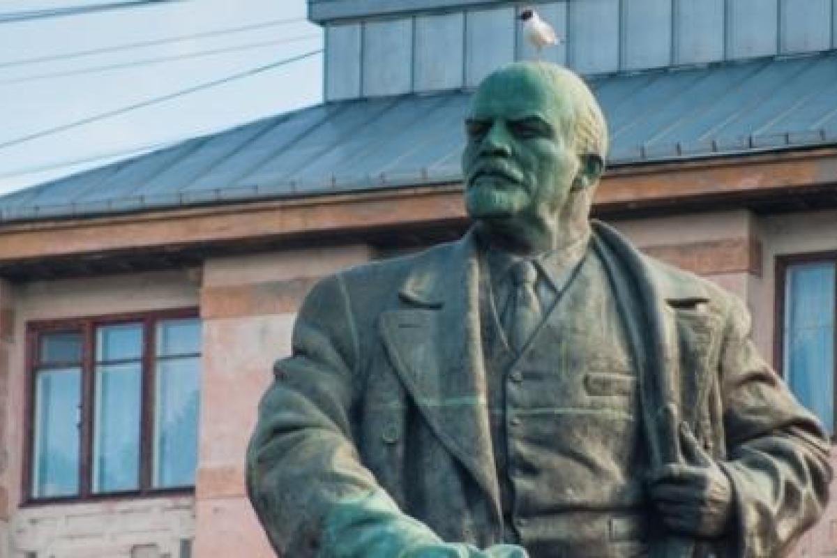 Российский чиновник заявил, что вслед за бюстом Николая II "замироточил" памятник Ленину