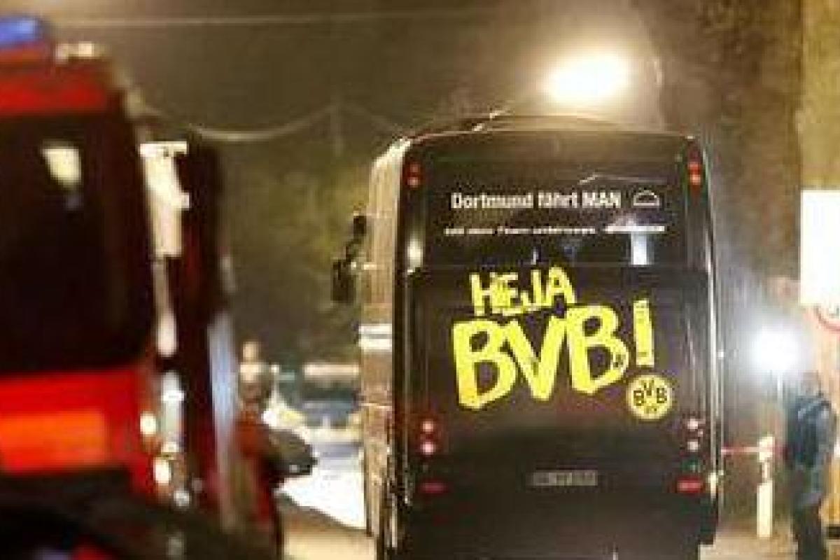 Взрыв в Дортмунде: правоохранители изучают записку, найденную возле автобуса "Боруссии" Взрыв в Дортмунде: правоохранители изучают записку, найденную возле автобуса "Боруссии"