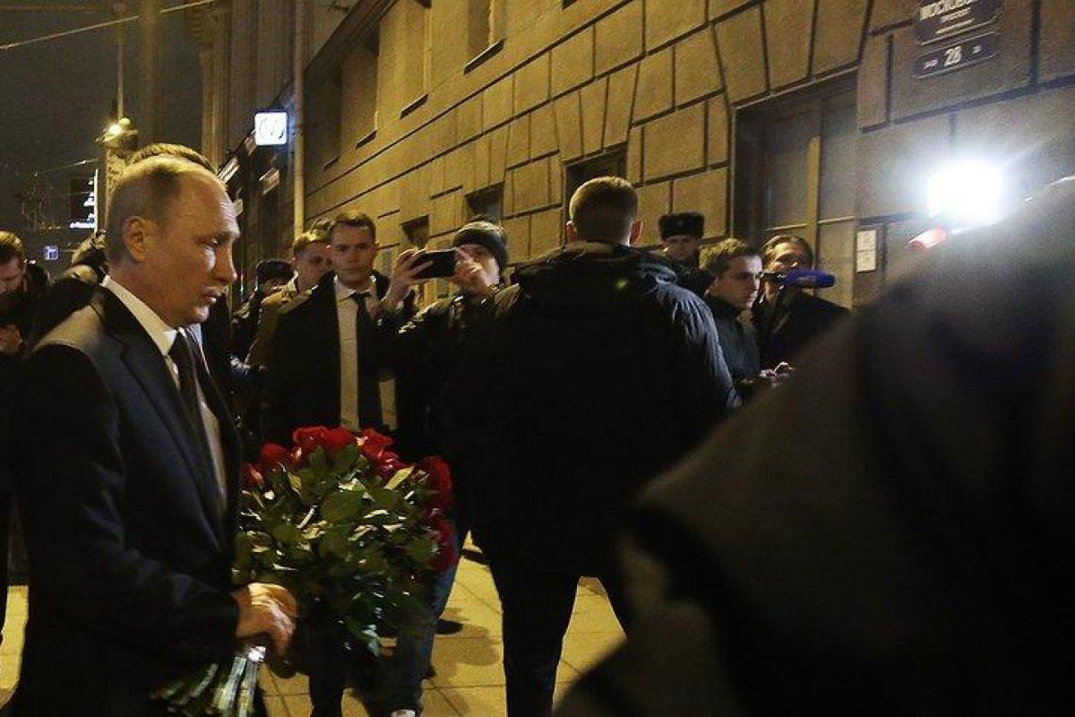 В Санкт-Петербурге Путин возложил цветы у станции метро, где произошел взрыв В Санкт-Петербурге Путин возложил цветы у станции метро, где произошел взрыв