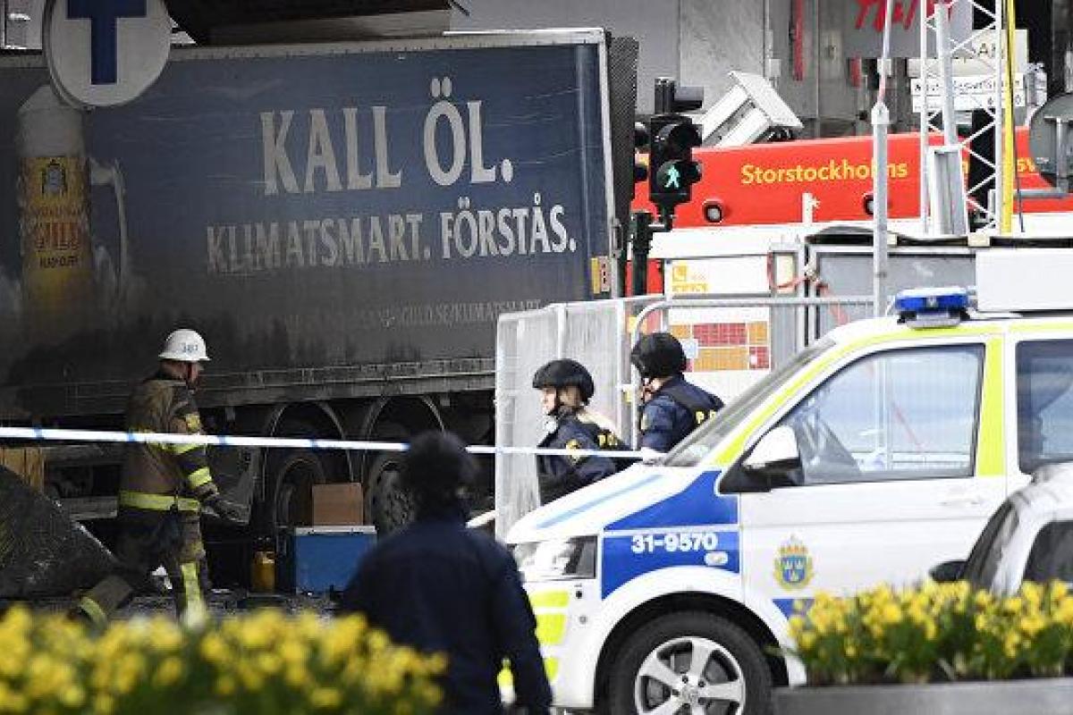 Премьер Швеции назвал наезд грузовика на людей терактом Премьер Швеции назвал наезд грузовика на людей терактом