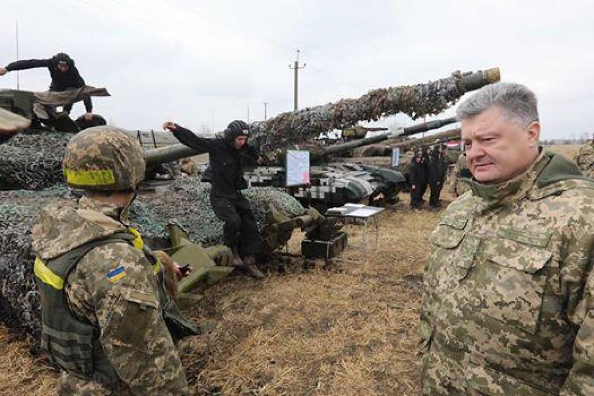 Новости из зоны АТО: Порошенко прибыл в танковую бригаду на Луганщине Новости из зоны АТО: Порошенко прибыл в танковую бригаду на Луганщине
