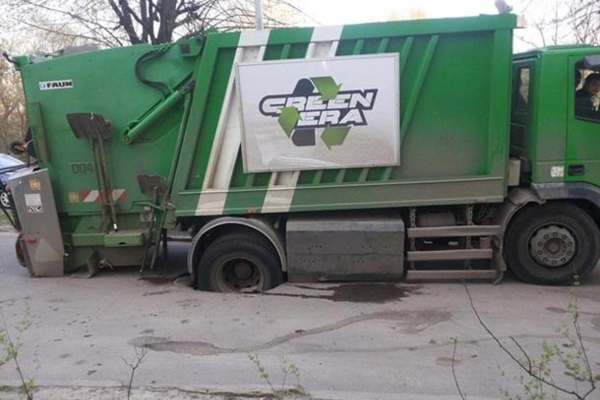 Во Львове колеса мусоровоза застряли в открытом канализационном люке Во Львове колеса мусоровоза застряли в открытом канализационном люке