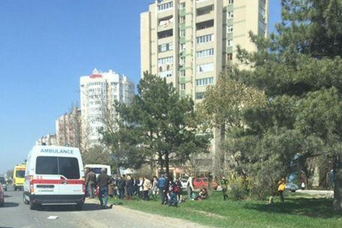 В Симферополе маршрутка с пассажирами слетела с дороги и врезалась в дерево: есть пострадавшие В Симферополе маршрутка с пассажирами слетела с дороги и врезалась в дерево: есть пострадавшие