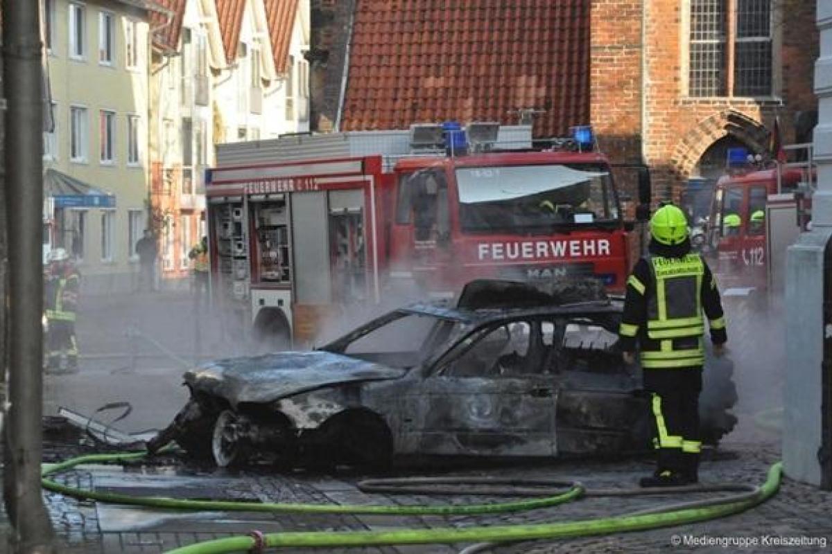 В немецком городе Ферден мужчина на автомобиле намеренно влетел в ратушу: вспыхнул пожар