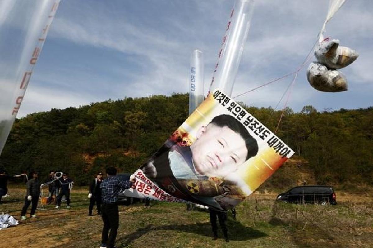 В Южной Корее активисты на гелиевых шарах запустили в небо агитационные листовки и буклеты В Южной Корее активисты на гелиевых шарах запустили в небо агитационные листовки и буклеты