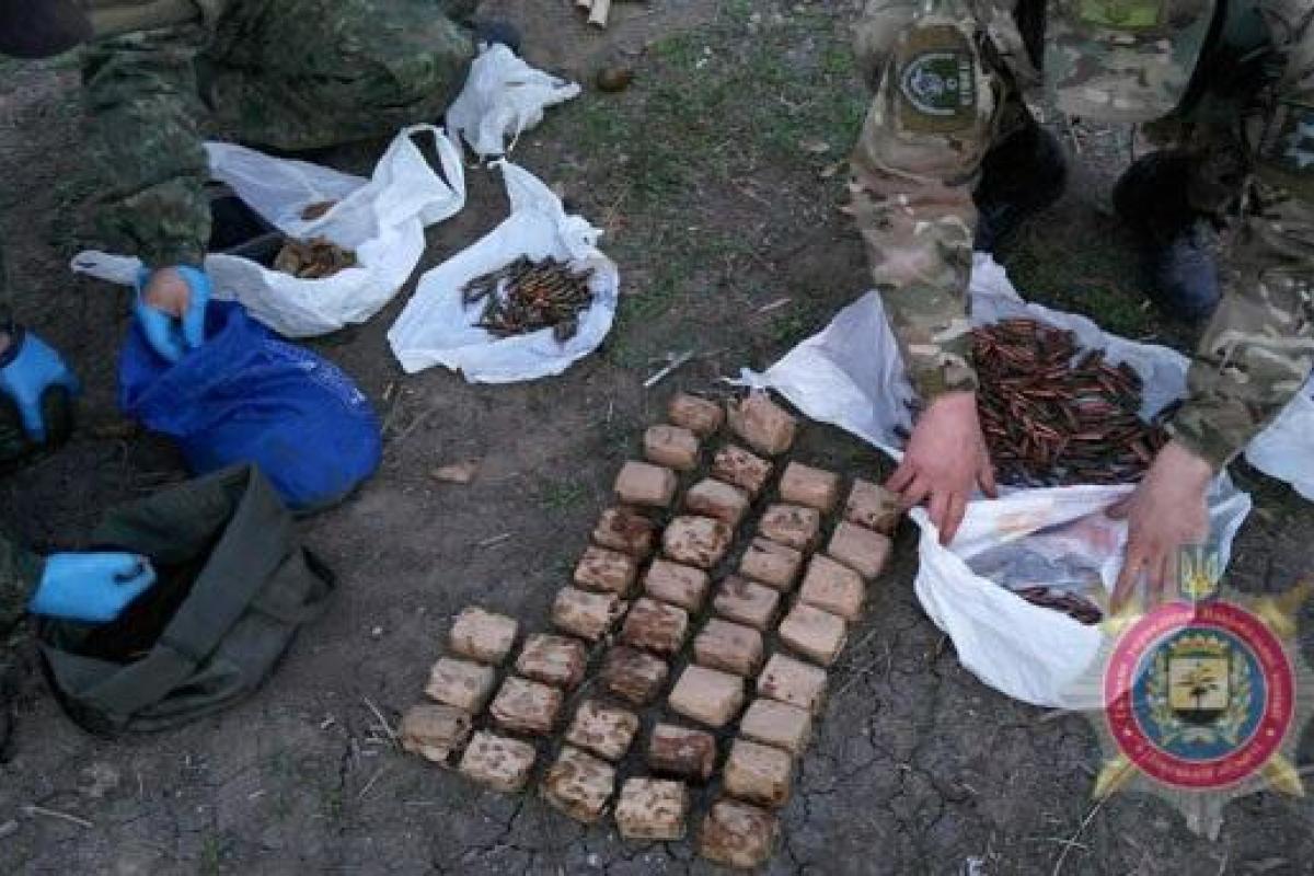 В Мариуполе мужчина обнаружил бесхозный пакет с боеприпасами